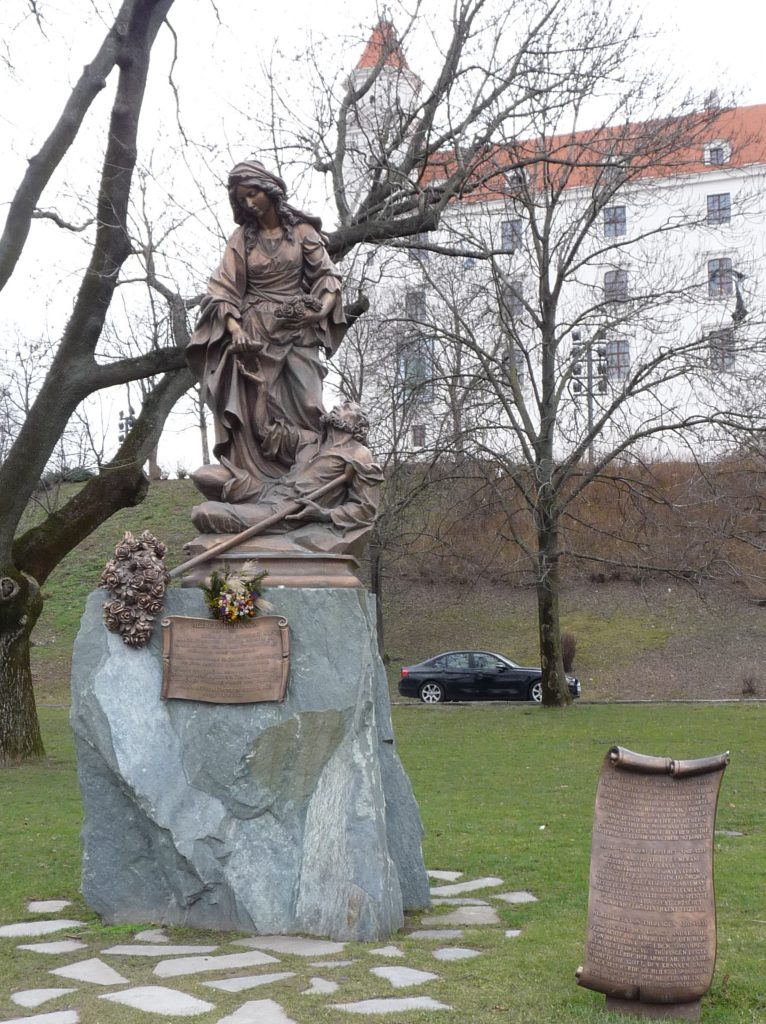 Árpád-házi Szent Erzsébet szobra
