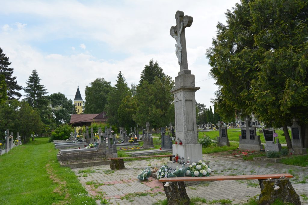 A zsérei temető központi keresztje