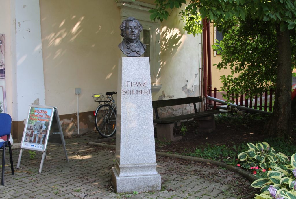Schubert szobor - Zselíz (4)