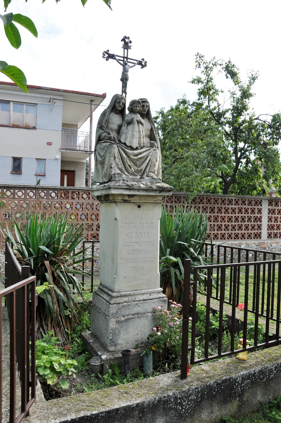 A nagyszarvai Jázus, Mária és Szent Anna-szobor