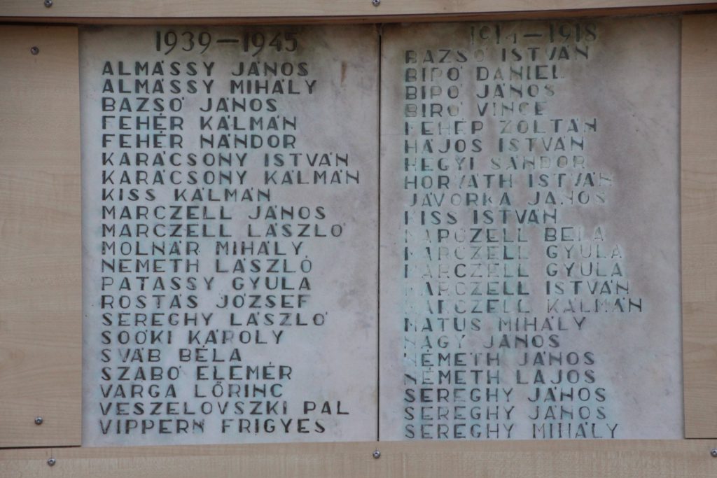 Az 1. és 2. világháború hőseinek emléktáblája